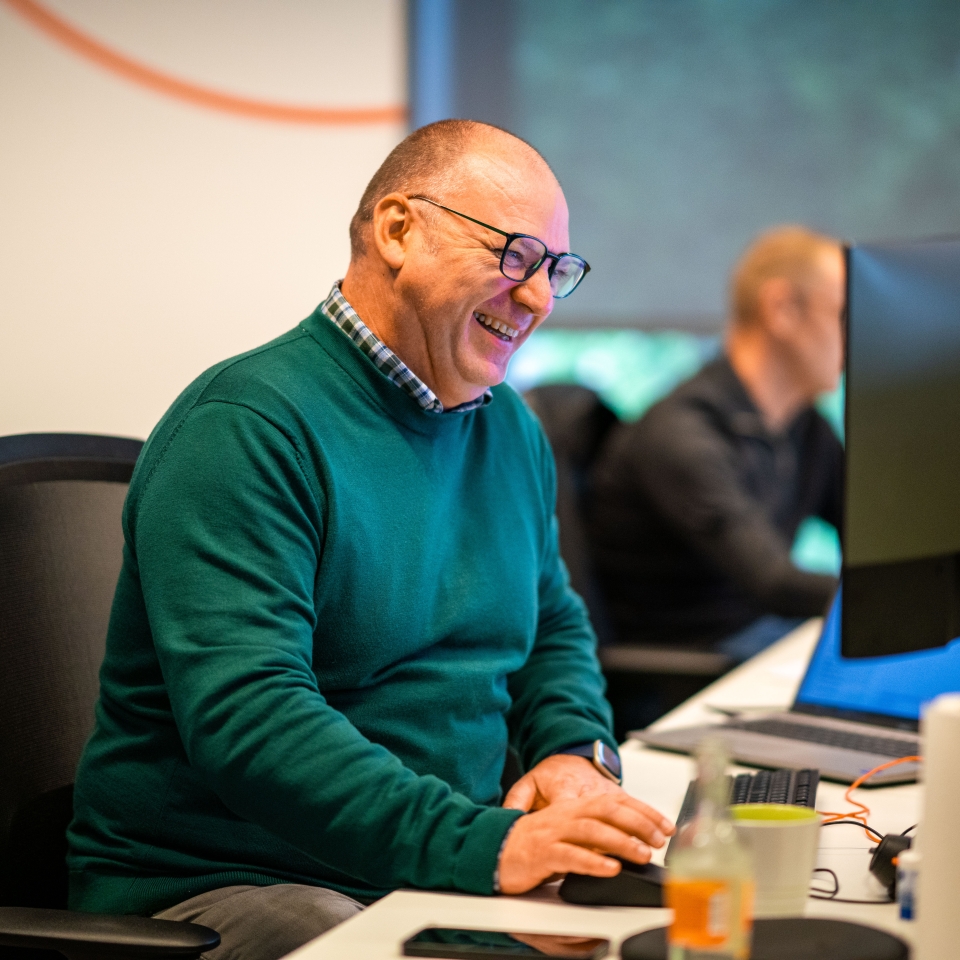 Product Expert aan computer